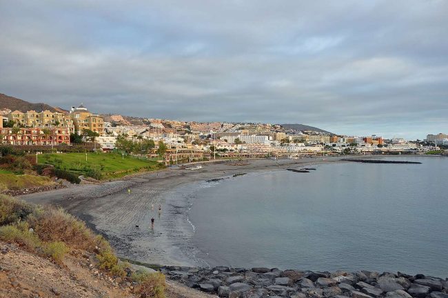 Vista de la playa de Fañabé, su litoral urbano y las escolleras