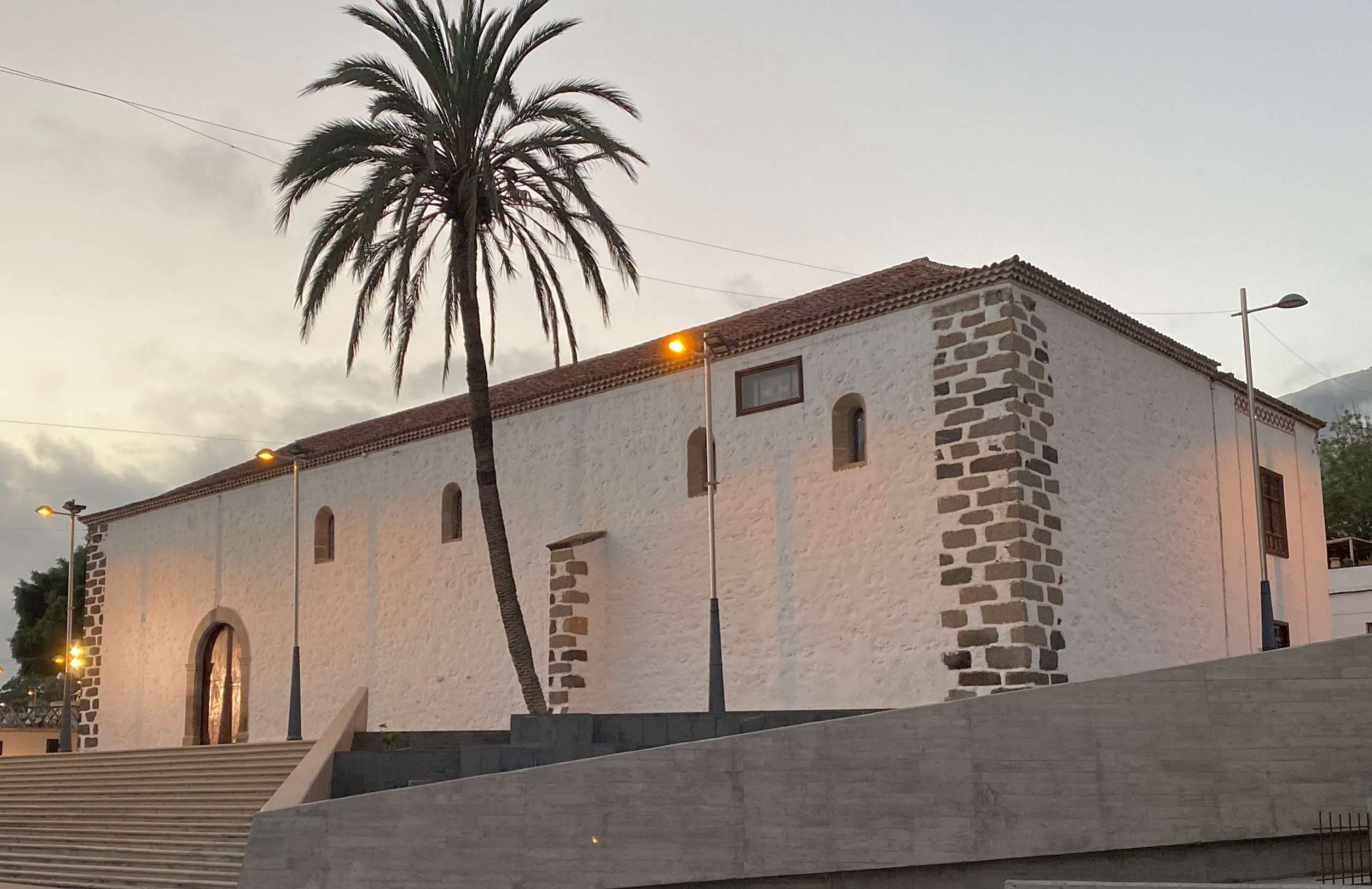 Iglesia de Santa Úrsula en Adeje con una palmera y escalinata
