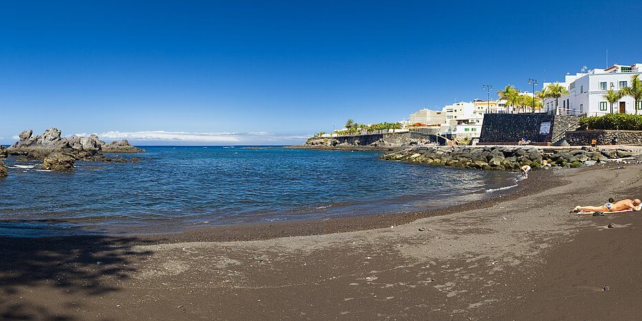 Playa de Alcalá y casas junto a la costa, Guía de Isora / Alcalá beach and coastal buildings, Guía de Isora