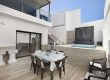 Piscina privada y comedor exterior de Villa Dolce Vita en Armeñime