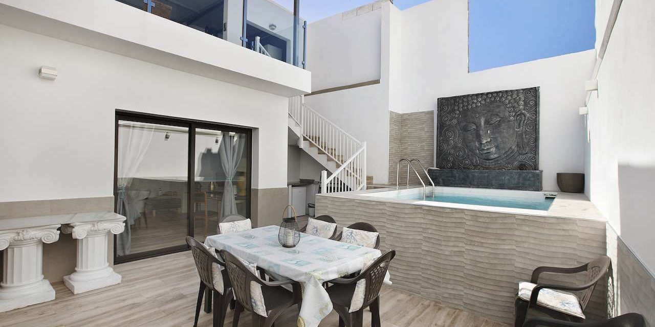armenime-villa-dolce-vita-piscina Piscina privada y comedor exterior de Villa Dolce Vita en Armeñime
