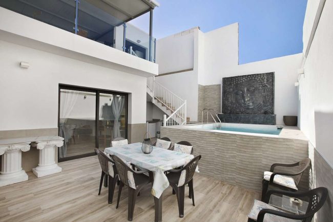 Piscina privada y comedor exterior de Villa Dolce Vita en Armeñime