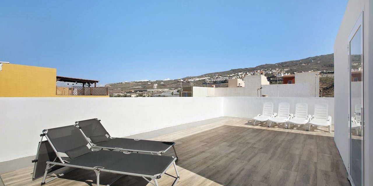 Terraza de Villa Dolce Vita en Armeñime con tumbonas y vistas al entorno