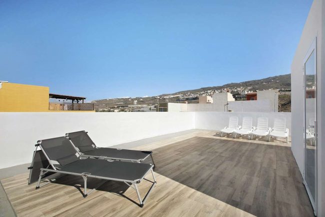 Terraza de Villa Dolce Vita en Armeñime con tumbonas y vistas al entorno