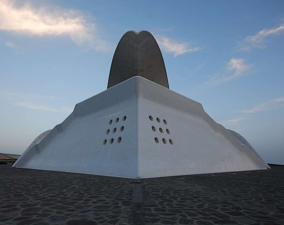 Auditorio de Tenerife en Santa Cruz de Tenerife, vista frontal