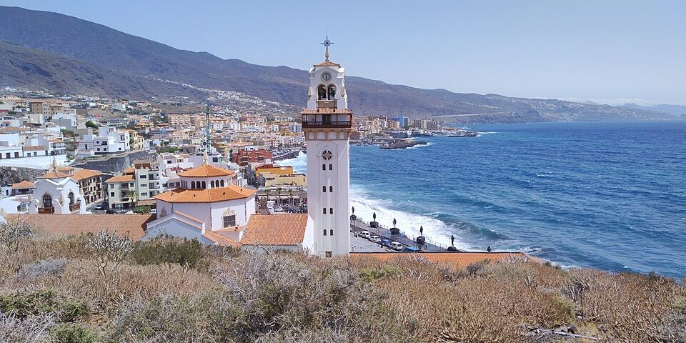 candelaria Basílica y costa de Candelaria / Candelaria basilica and coast