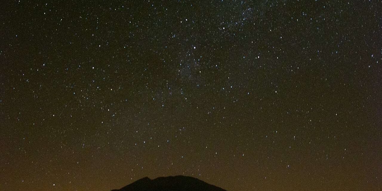 estrellas-tenerife-mike-peel Cielo nocturno sobre el Teide en Tenerife / Night sky above Teide in Tenerife