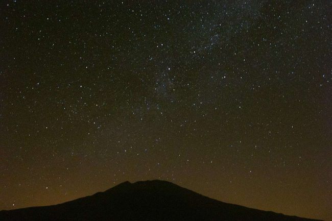 estrellas-tenerife-mike-peel Cielo nocturno sobre el Teide en Tenerife / Night sky above Teide in Tenerife