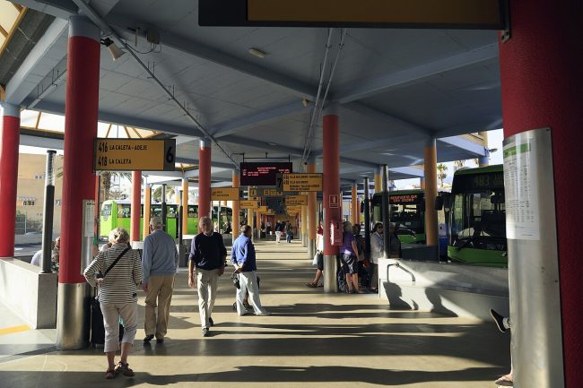 Andenes y guaguas en la estación de Costa Adeje / Platforms and buses at Costa Adeje bus station