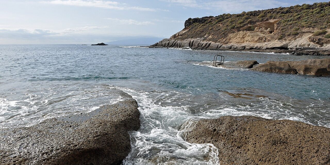 la-caleta-marc-ryckaert Costa rocosa de La Caleta junto al océano Atlántico / Rocky coast at La Caleta beside the Atlantic Ocean