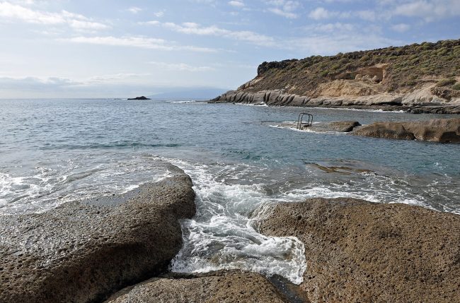 Costa rocosa de La Caleta junto al océano Atlántico / Rocky coast at La Caleta beside the Atlantic Ocean