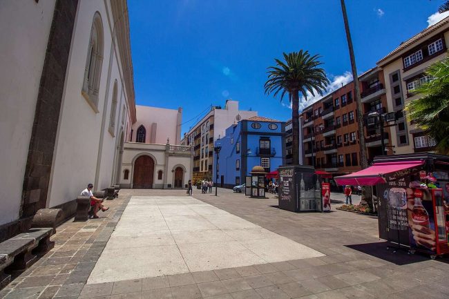 La Laguna: plaza junto a la catedral / square beside the cathedral