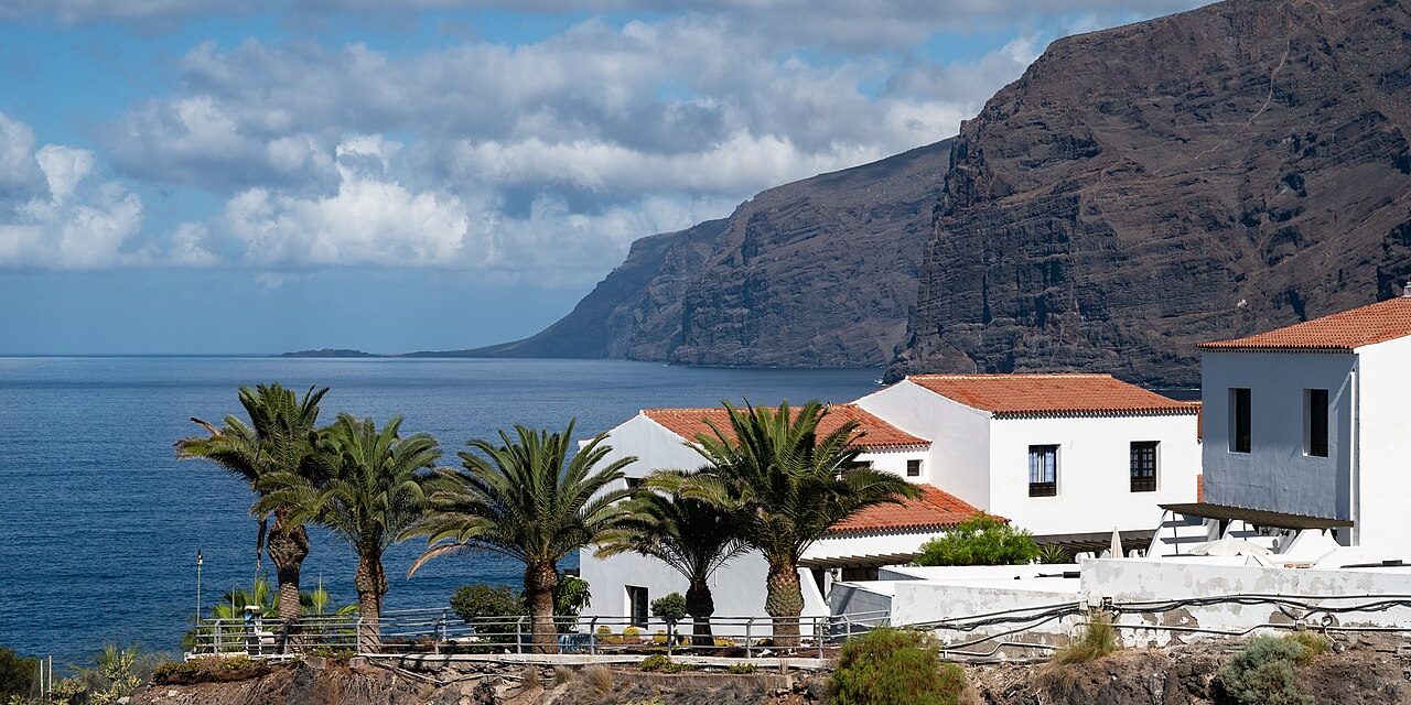 Acantilados de Los Gigantes y costa de Puerto de Santiago