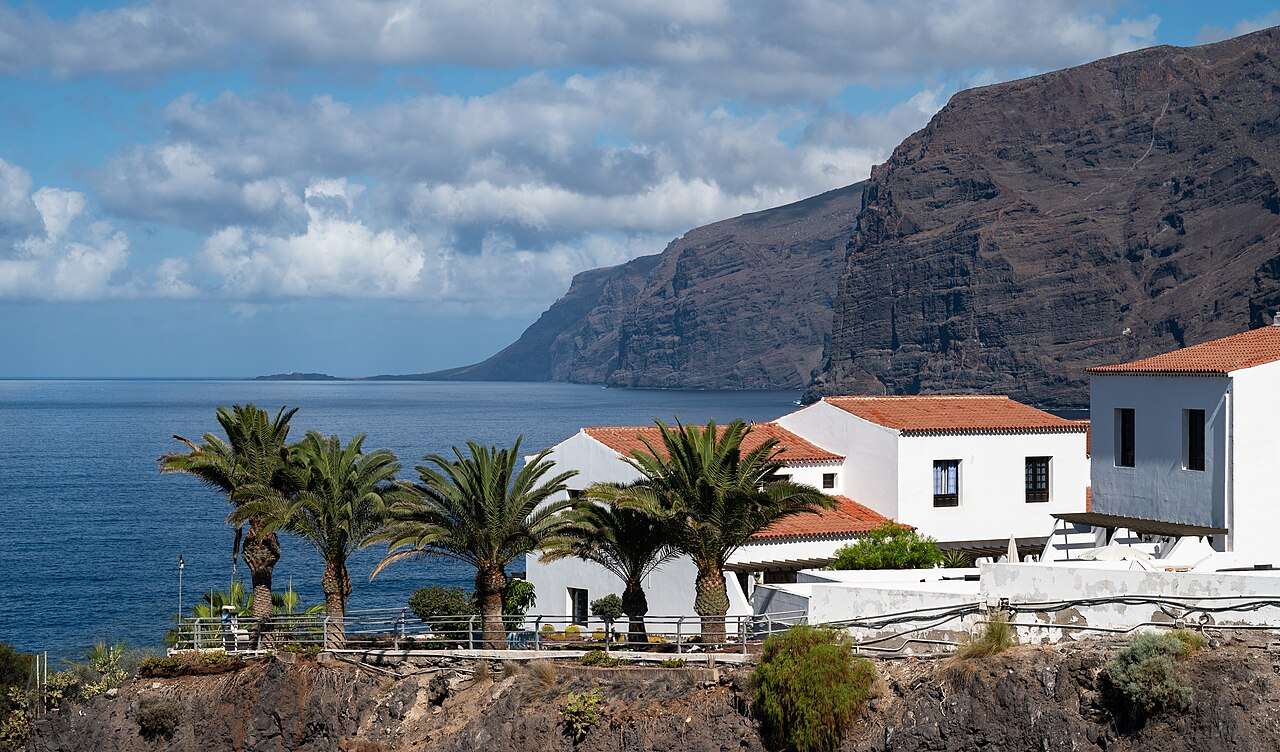 Acantilados de Los Gigantes junto al océano y las casas de la costa