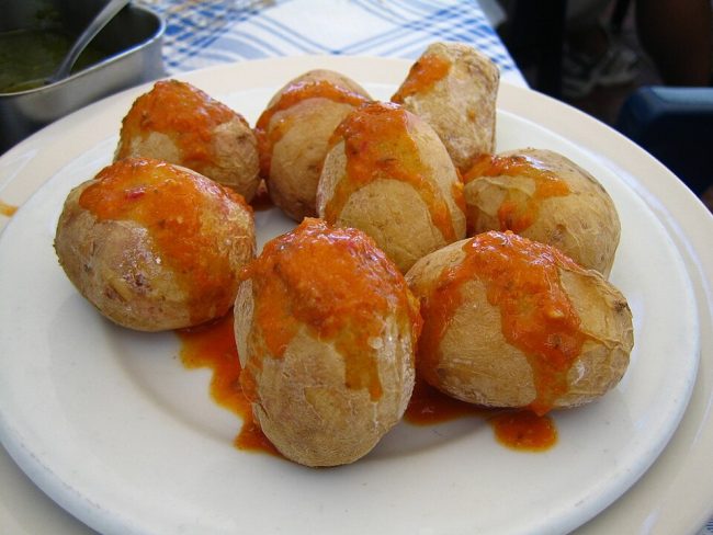 Gastronomía canaria: papas arrugadas con mojo rojo / Canarian food: wrinkly potatoes with red mojo