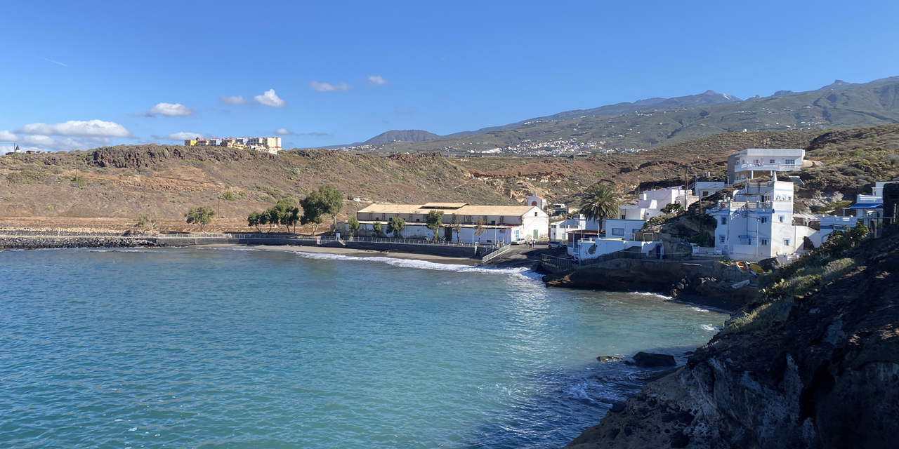 La cala y las casas de El Puertito de Adeje / Cove and houses at El Puertito de Adeje