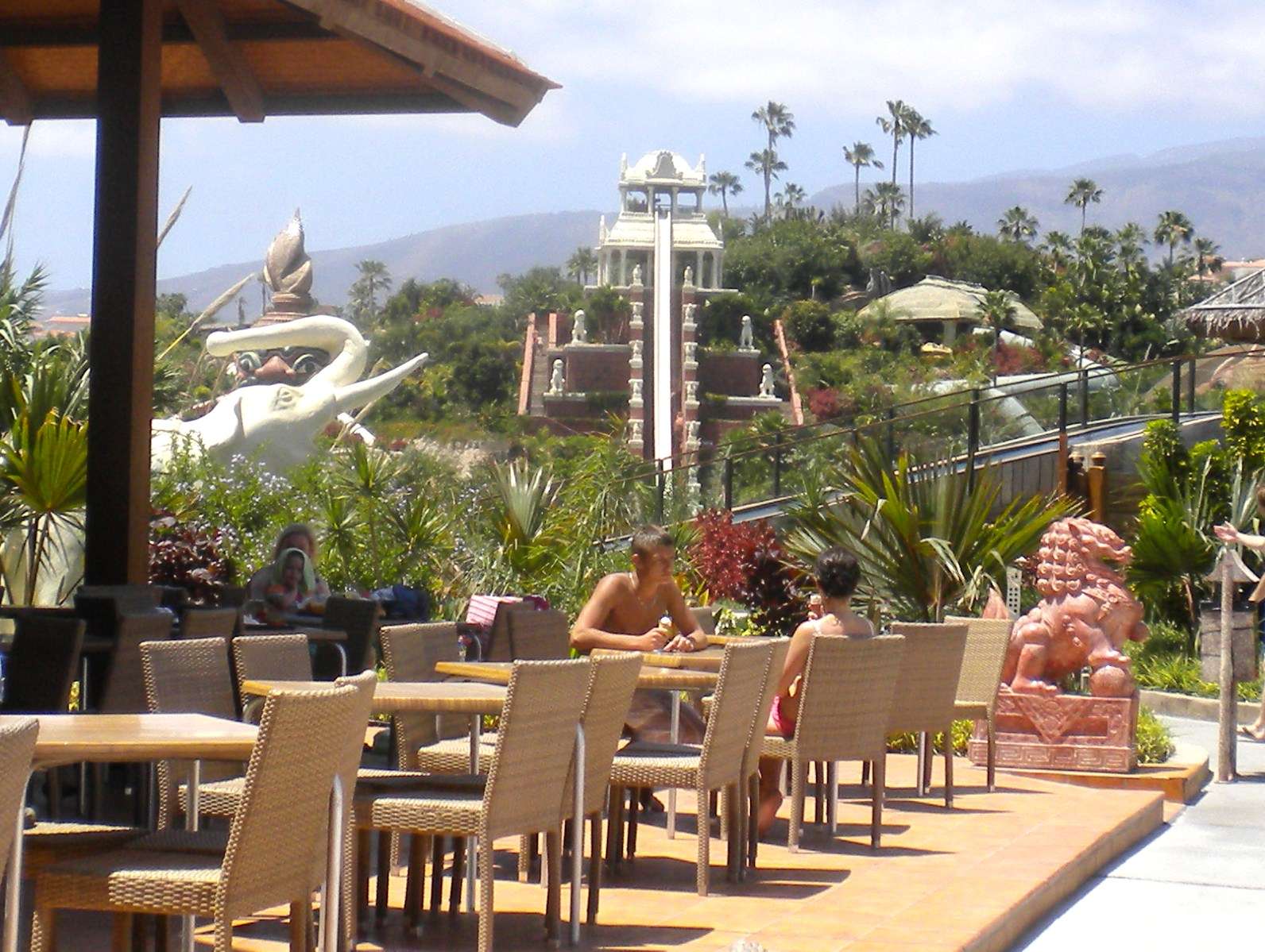 Terraza y vegetación de Siam Park con Tower of Power al fondo