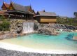 Edificios de inspiración tailandesa, cascada y agua turquesa en Siam Park