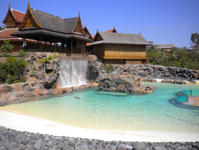 Edificios de inspiración tailandesa, cascada y agua turquesa en Siam Park