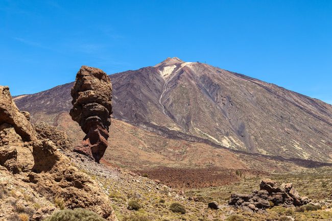 Roque Cinchado con el Teide al fondo bajo un cielo azul / Roque Cinchado with Mount Teide beneath a blue sky