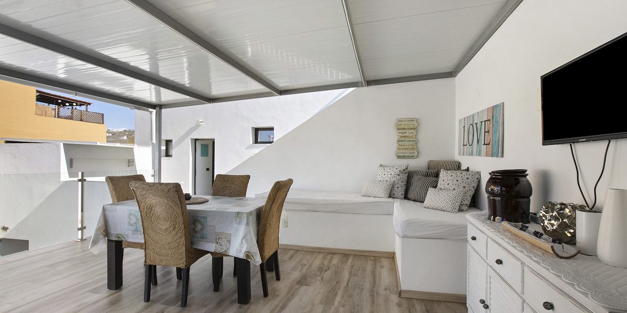 Comedor cubierto de Villa Dolce Vita junto a la terraza