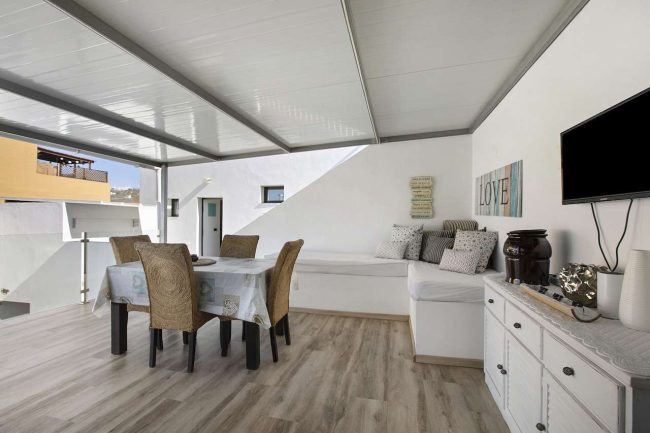 Comedor cubierto de Villa Dolce Vita junto a la terraza